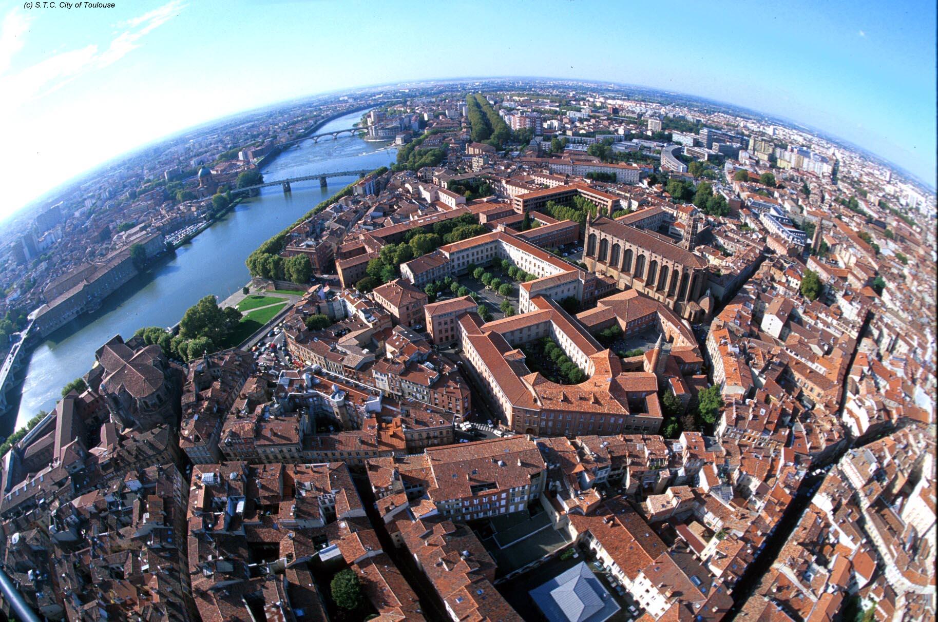 Air view of the city of TOULOUSE - Click on to magnify it (410Ko)